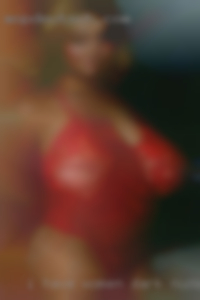I have women dark nude hair and very blue eyes near Florida.